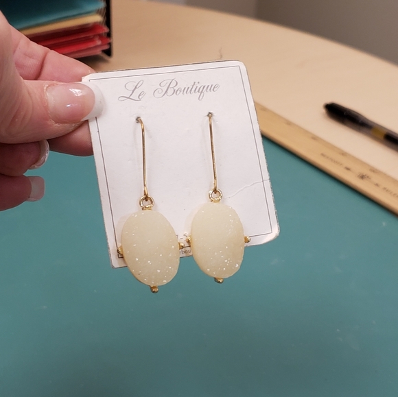 Le Boutique, NWT, light cream rough agate dangle S hook earrings - Picture 3 of 10
